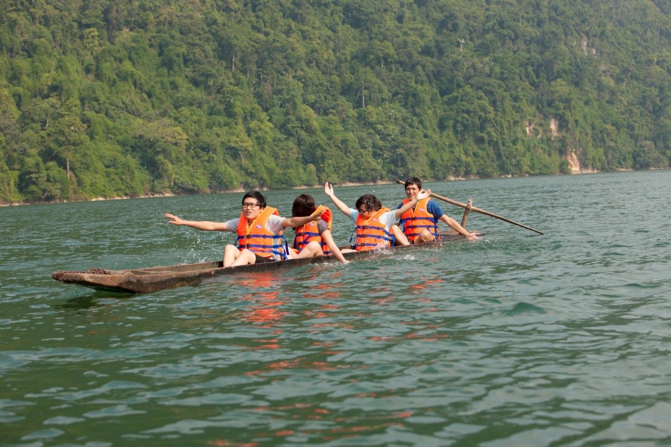 Chèo thuyền trên biển hồ