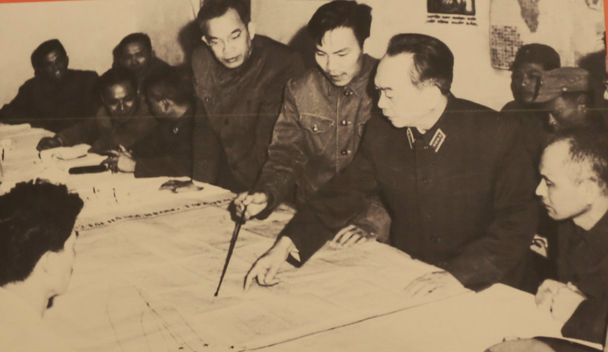 Đại tướng Võ Nguyên Giáp chỉ đạo tác chiến