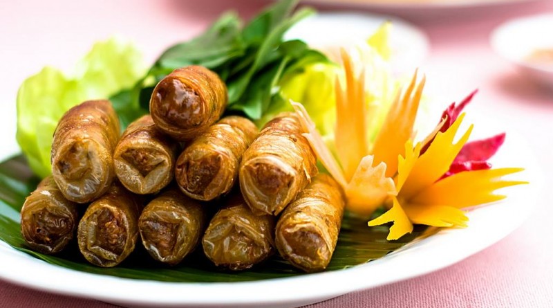 Người làm bánh tại cơ sở Trần Luận tâm huyết với nghề