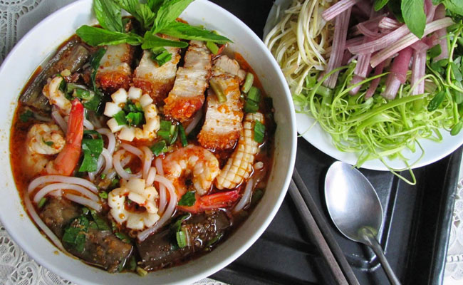 Ghé quán bún mắm chị Bé: Giá rẻ, nước chấm ngon