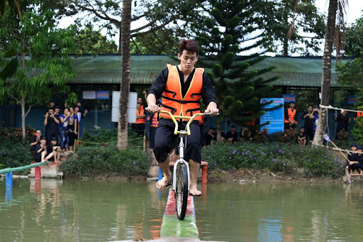 Chạy xe đạp qua cầu khỉ